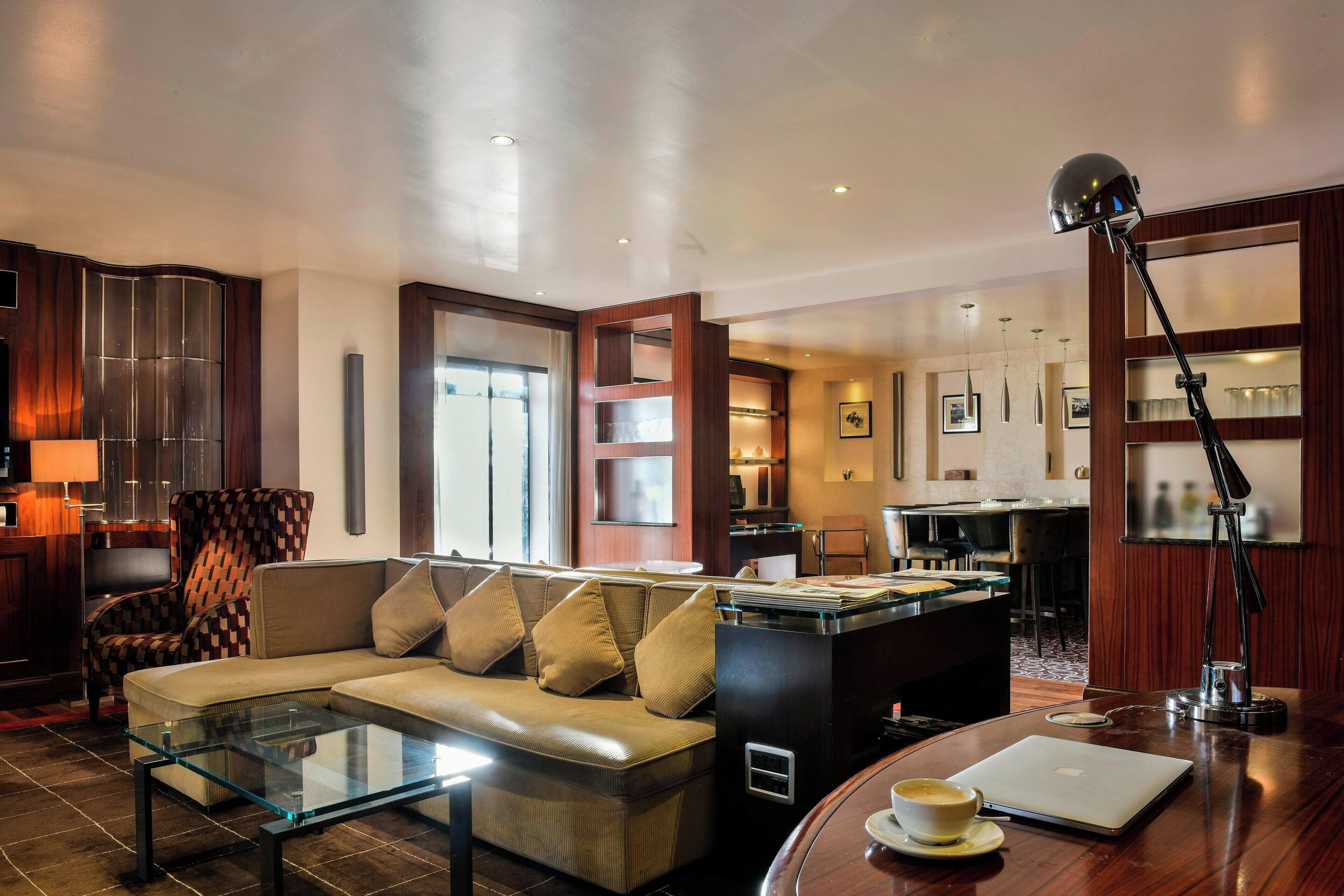 cocktail bar, poolside views, open daily