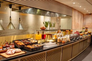 Daily full breakfast for a fee - Sheraton Skyline Hotel London Heathrow (Hayes)