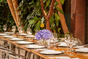 2 restaurants servant le déjeuner et le dîner, plats Cuisine indienne