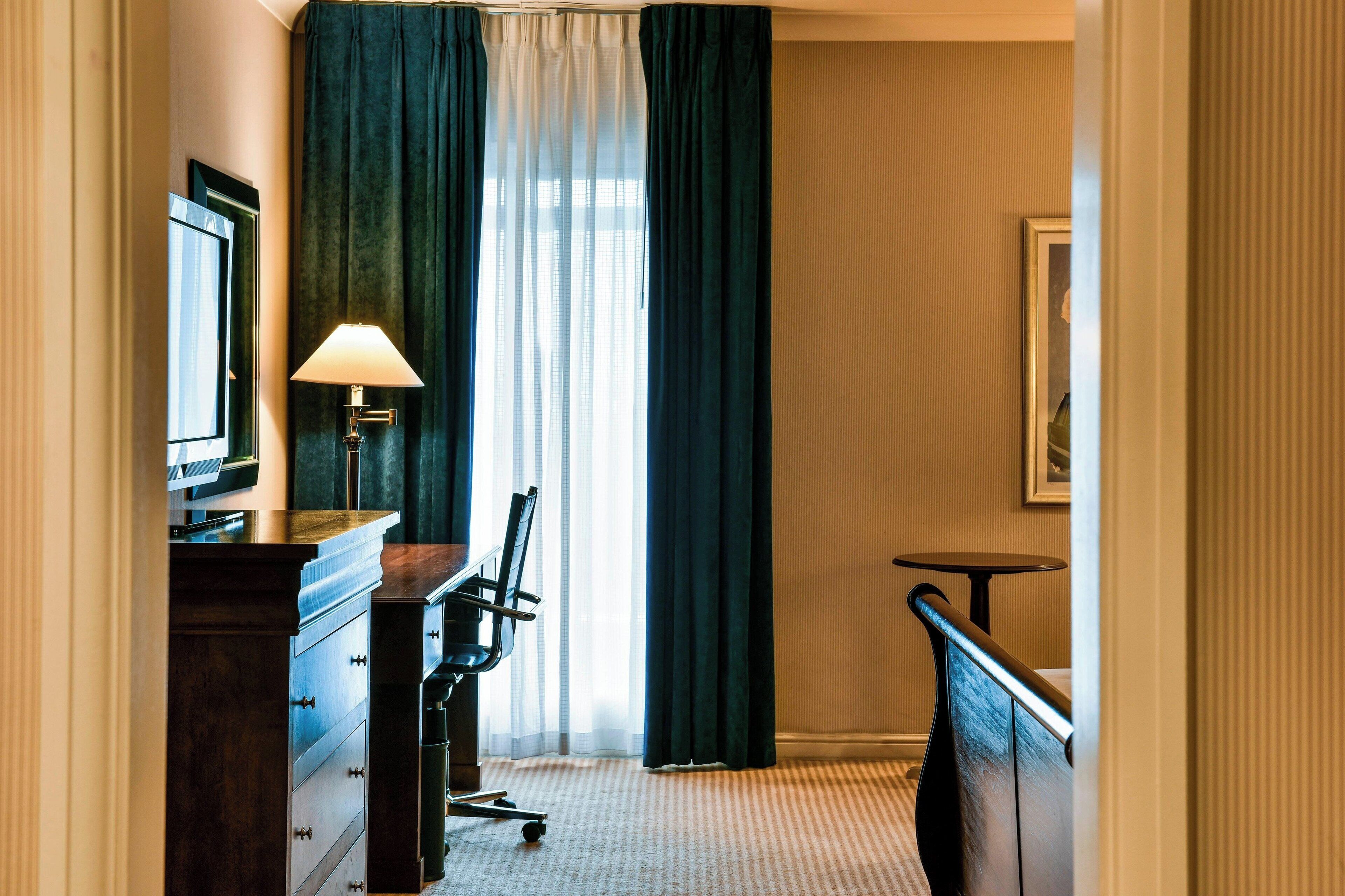 flat-screen tv, pay films