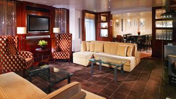 Club Room, Club lounge access, Guest room, 1 Queen | Lounge