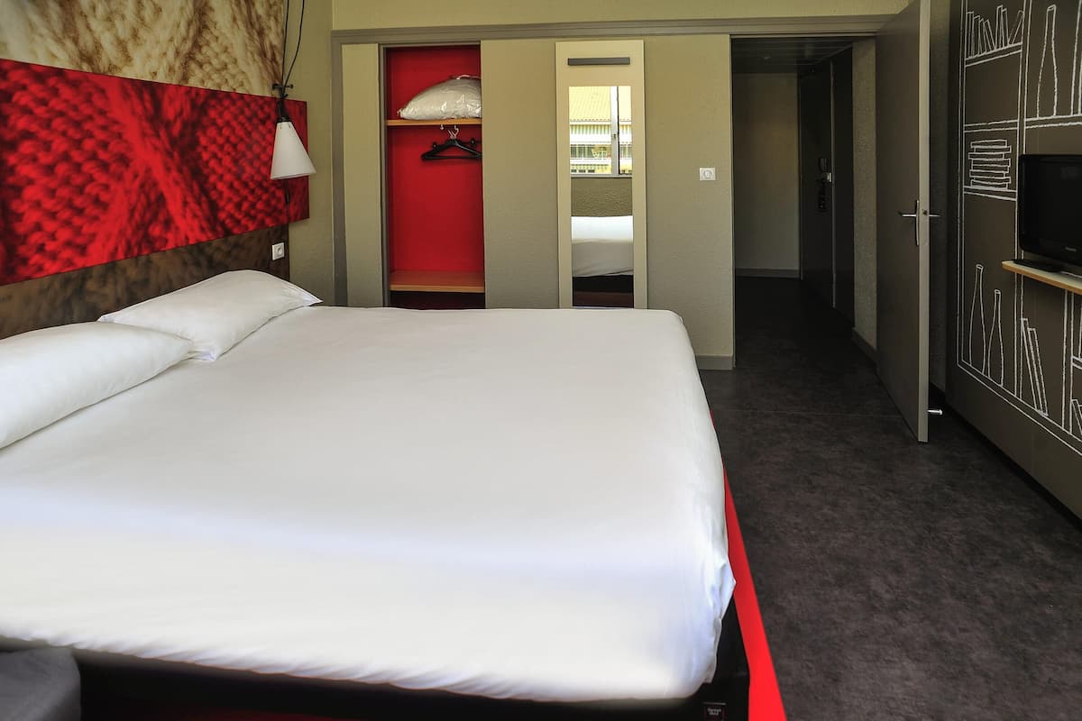 Sängtillbehör av högsta kvalitet och värdeförvaringsskåp på rummet