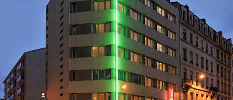 Fachada de la propiedad por la tarde o noche