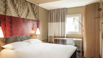 Premium-sengetøj, pengeskab på værelset, skrivebord