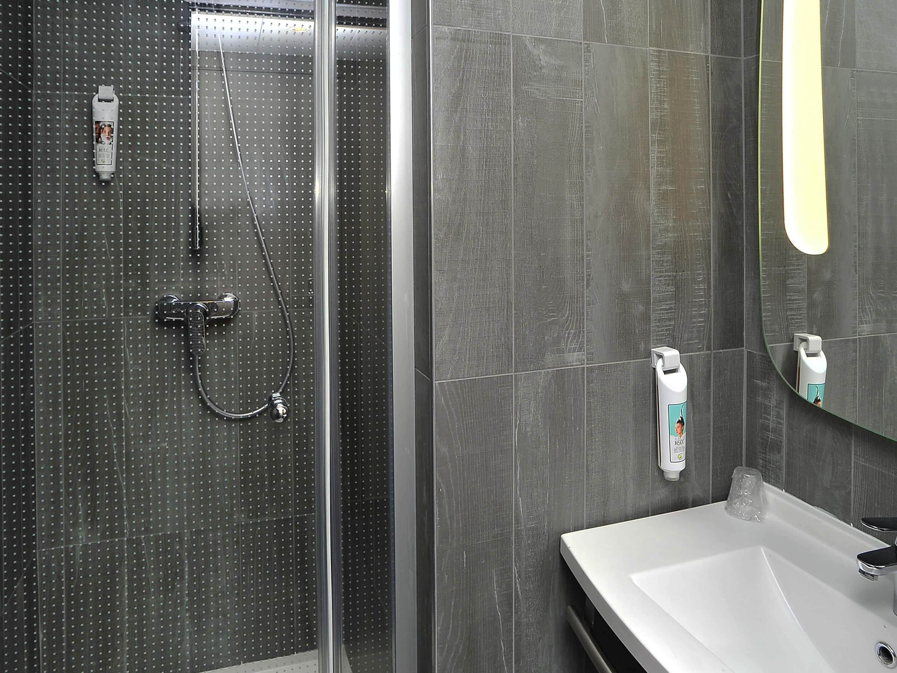 スタンダード ルーム シングルベッド 2 台 | 高級寝具、セーフティボックス (室内)、デスク、遮光カーテン