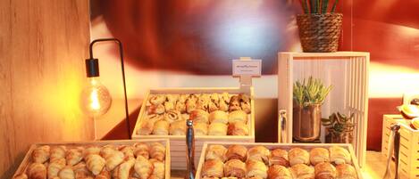 Petit déjeuner buffet (13.90 EUR par personne)