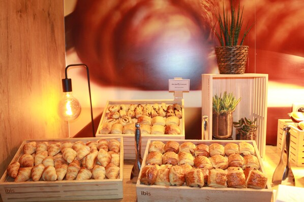 Dagelijks ontbijtbuffet (EUR 13.90 per persoon)