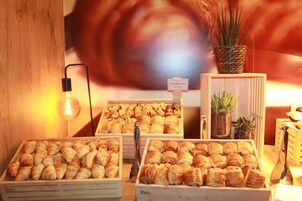 Petit déjeuner buffet (13.90 EUR par personne)