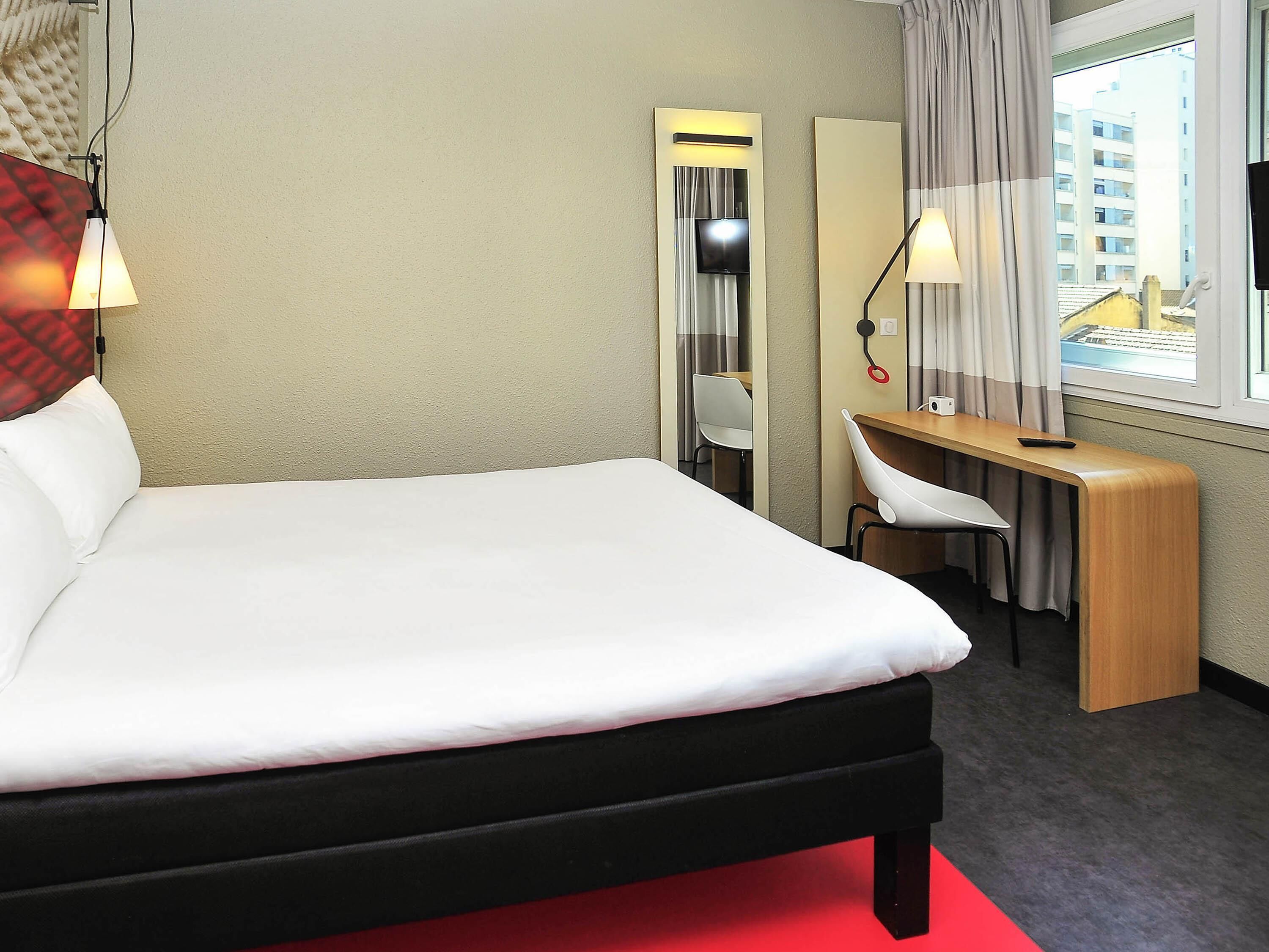 Standard Double Room, 1 Katil Kelamin (Double) | Peralatan tempat tidur premium, peti besi dalam bilik, meja 
