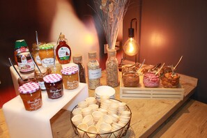 Tägliches Frühstücksbuffet (13.90 EUR pro Person)