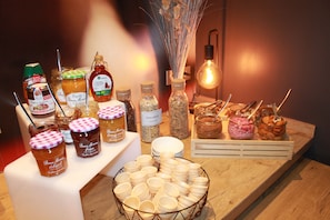 Tägliches Frühstücksbuffet (13.90 EUR pro Person)