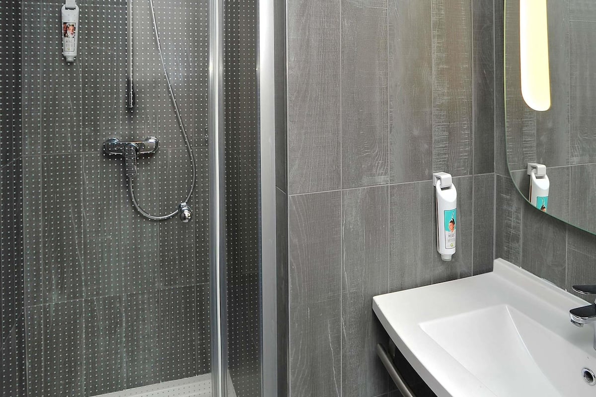 Standard-dobbeltværelse - 1 enkeltseng | Premium-sengetøj, pengeskab på værelset, skrivebord