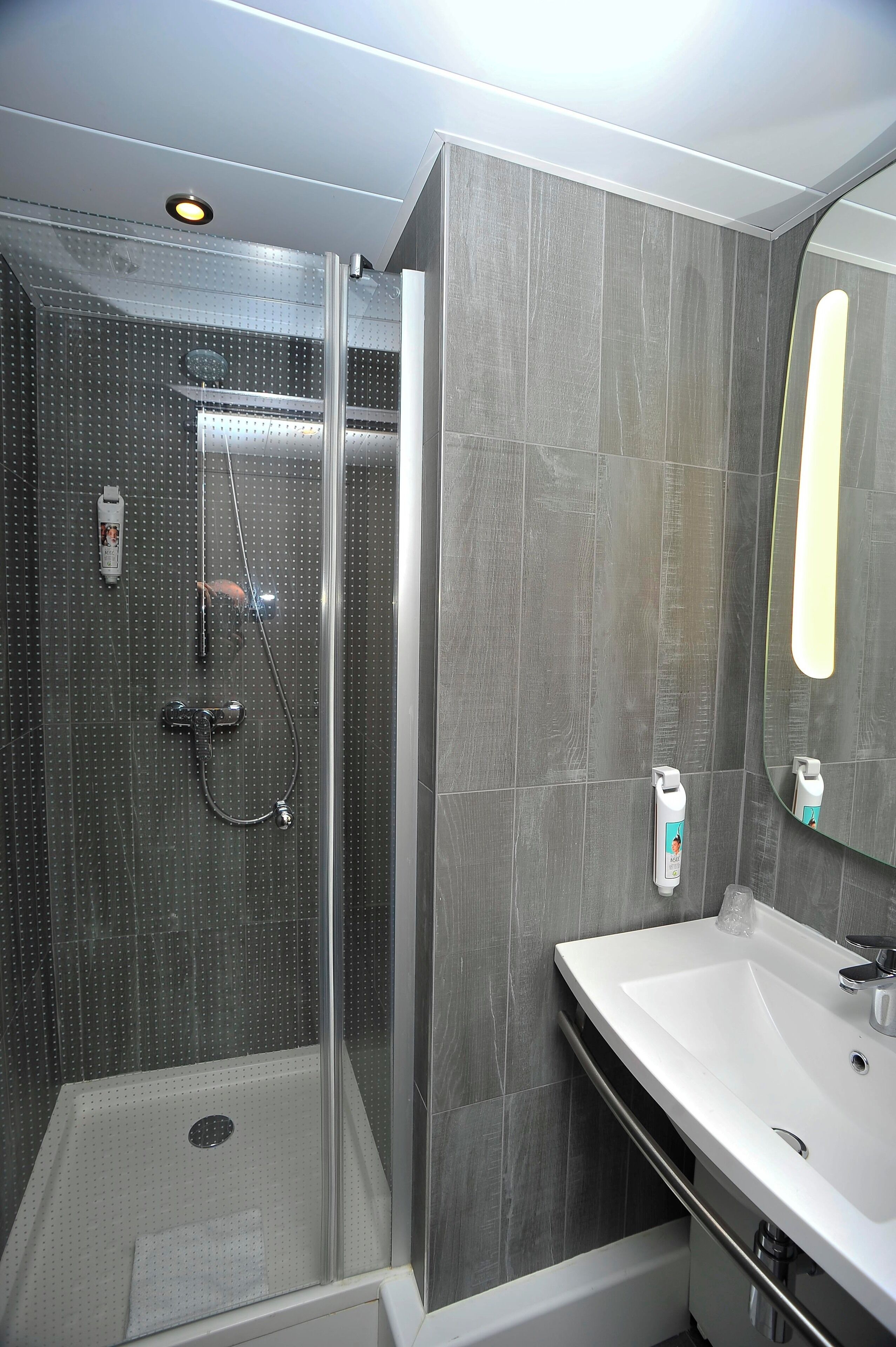 Amenidades de baño ecológicas, secadora de cabello, toallas 
