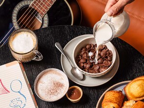 Desayuno buffet diario (EUR 13.90 por persona)