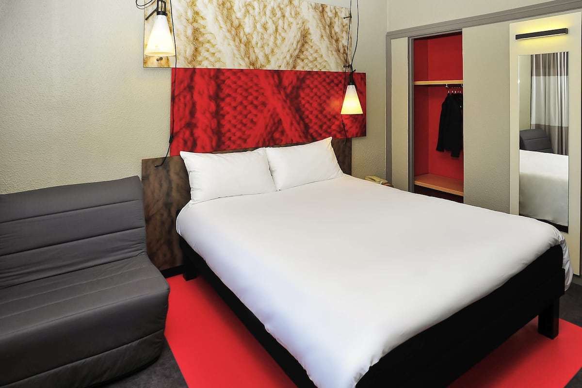 Premium bedding, in-room safe, desk, blackout curtains