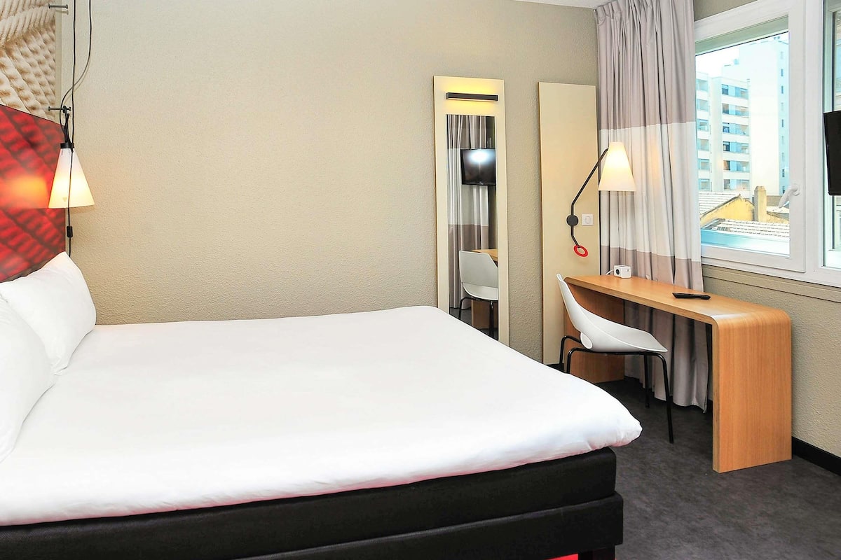 Ropa de cama de alta calidad y caja de seguridad en la habitación