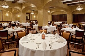 Petit déjeuner buffet (12.95 USD par personne)