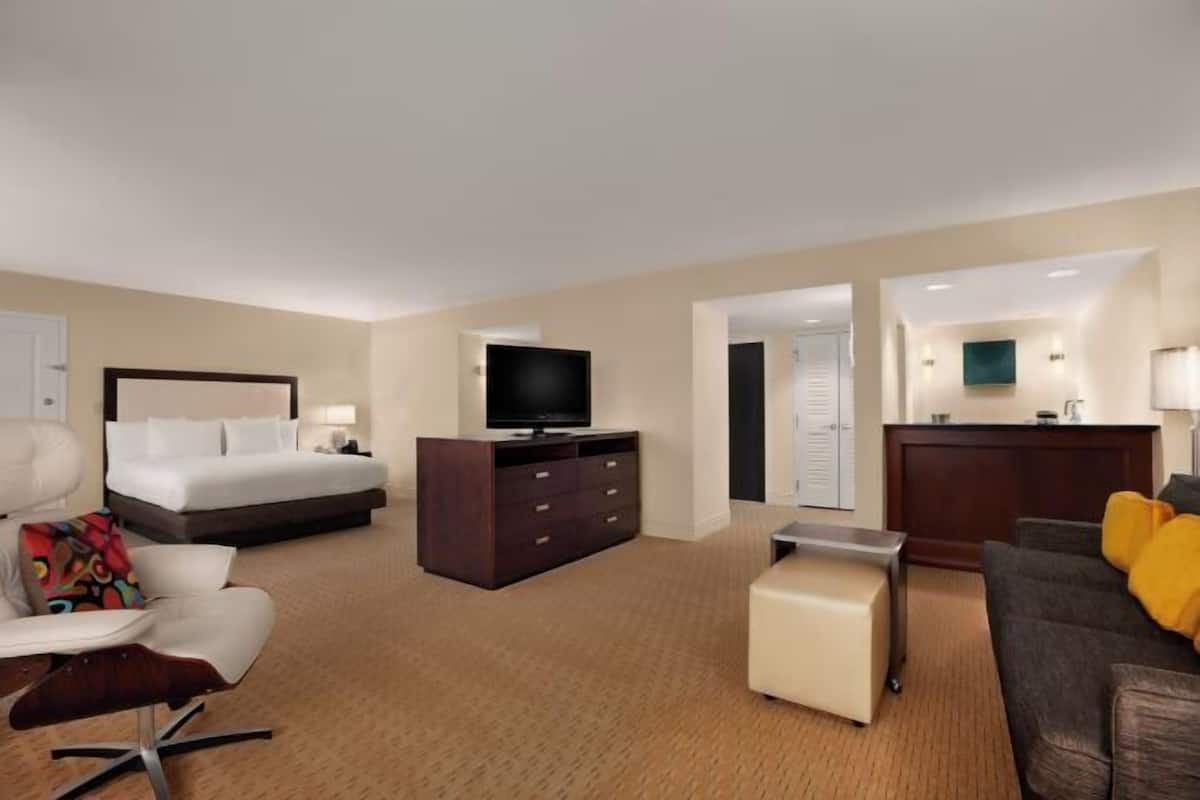 Minibar, caja de seguridad en la habitación y escritorio