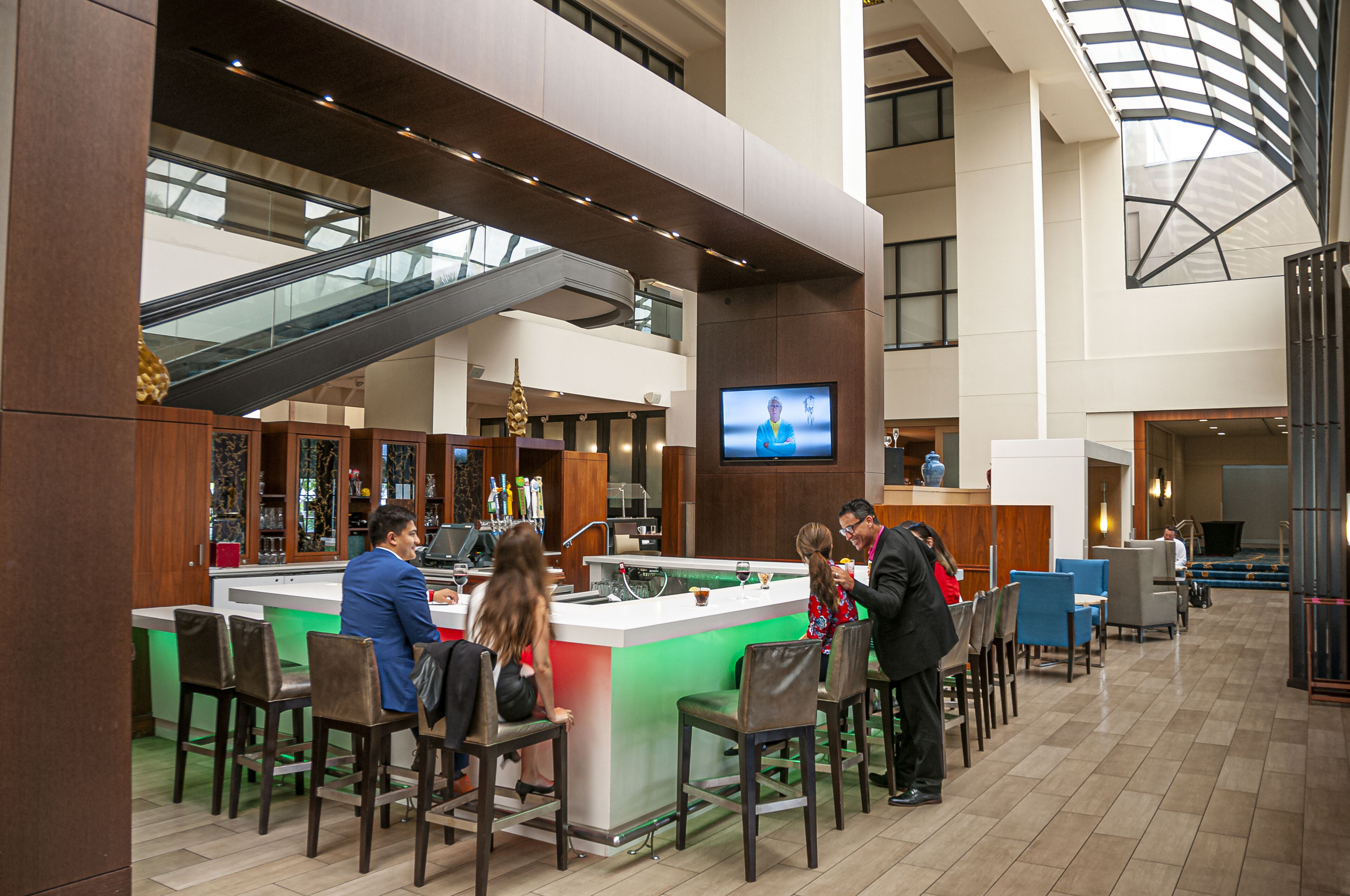 2 bars/lounges, lobby lounge