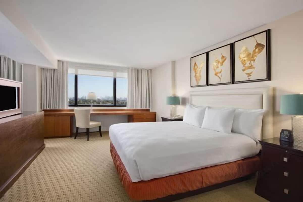 Minibar, caja de seguridad en la habitación y escritorio