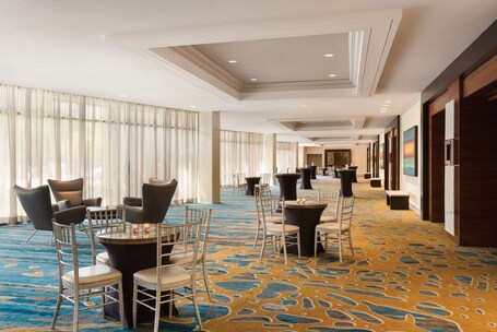 Hilton Miami Airport Blue Lagoon - Image 37