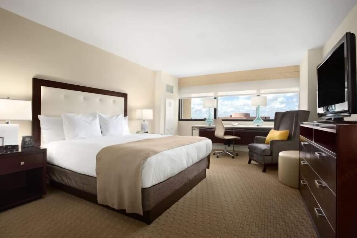 Minibar, caja de seguridad en la habitación y escritorio