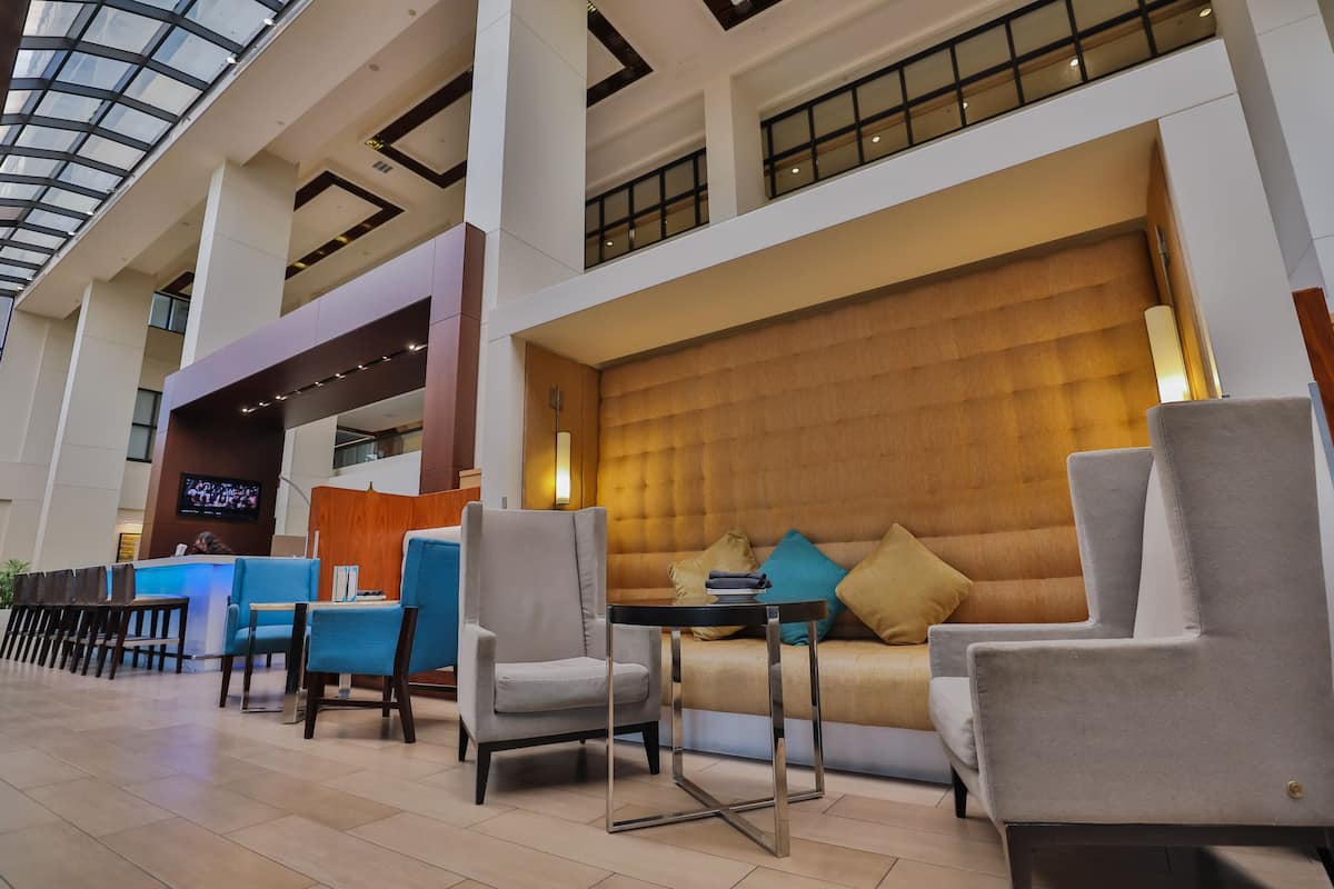 2 bars/lounges, lobby lounge