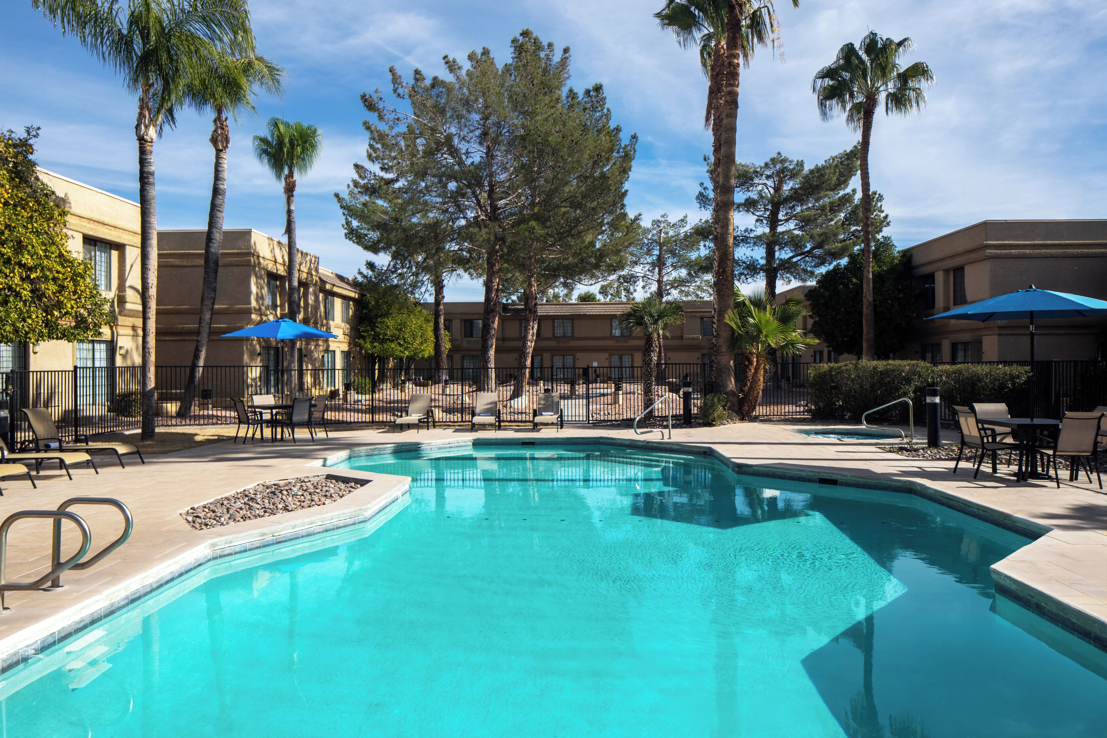 加厚床垫、客房内保险箱、办公桌、遮光窗帘