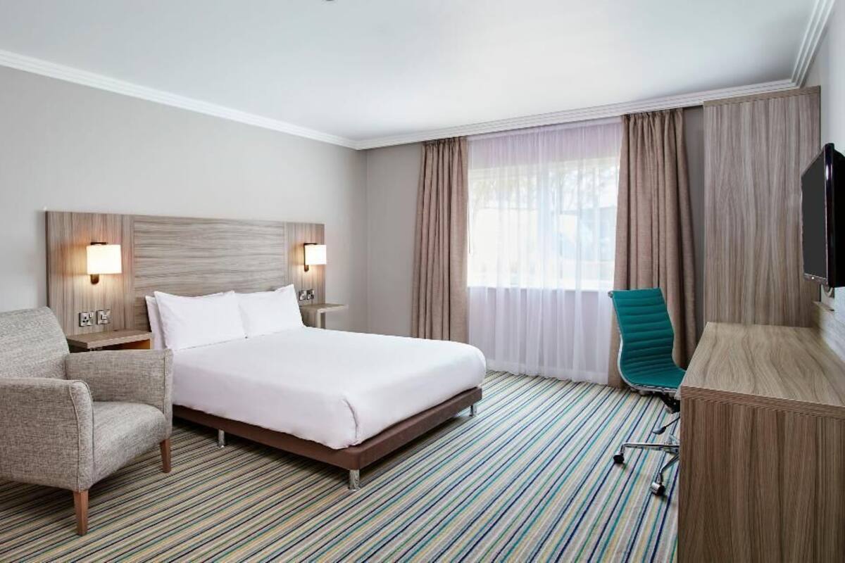 Minibar, desk, iron/ironing board, free WiFi