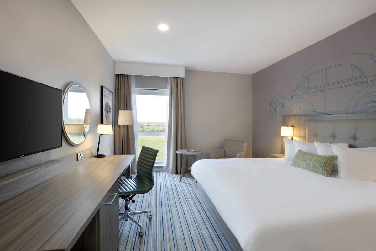 Een minibar, een bureau, een strijkplank/strijkijzer, gratis wifi