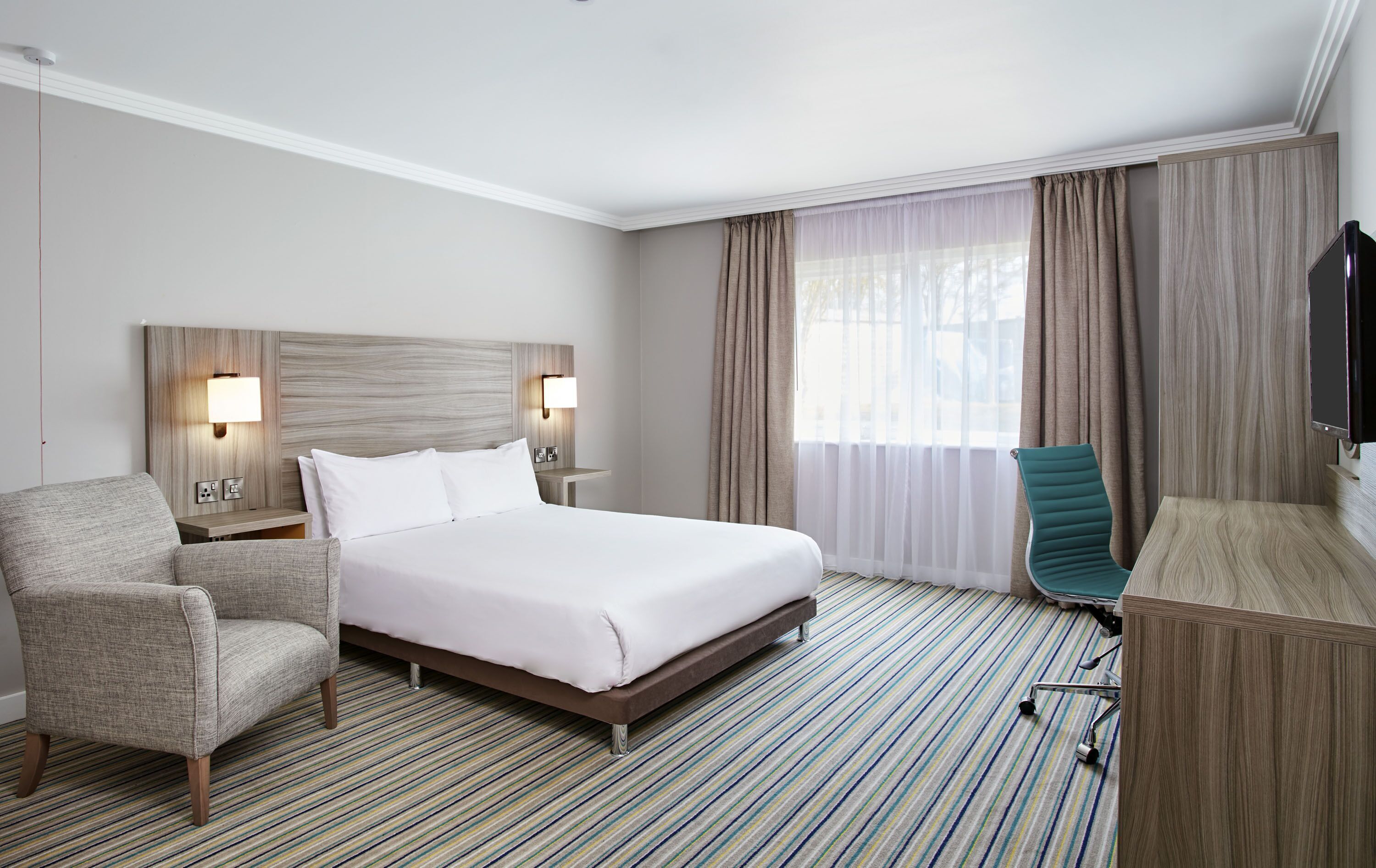 Minibar, desk, iron/ironing board, free WiFi