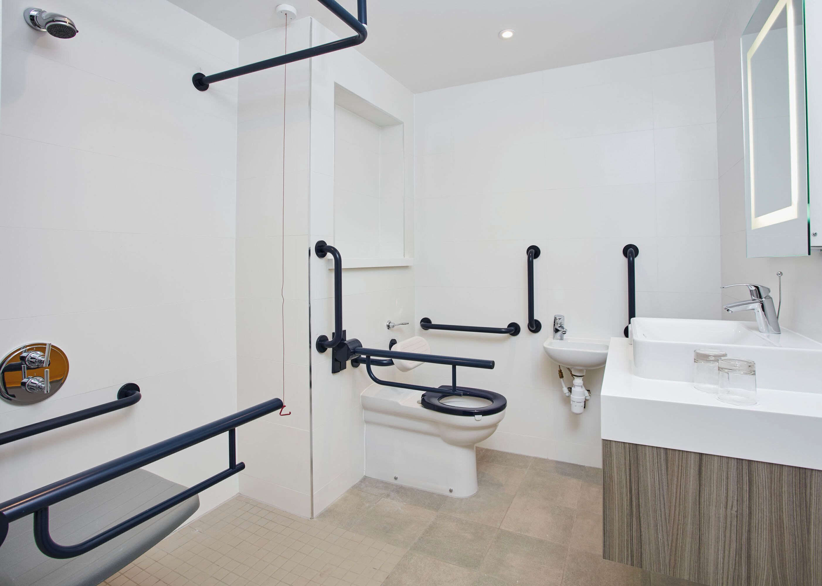 superior double room, accessible | bathroom | hair dryer, towels, soap, shampoo