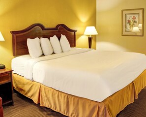 办公桌、笔记本电脑工作区、遮光窗帘、熨斗/熨衣板