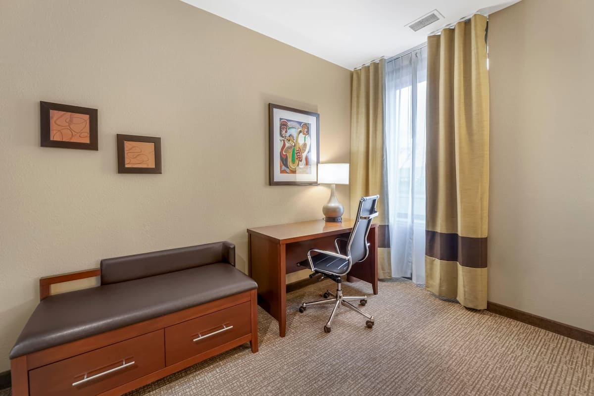 Suite Affaires, 1 trÚs grand lit et 1 canapé-lit, non-fumeurs (Upgrade) | Literie de qualité supérieure, surmatelas, bureau