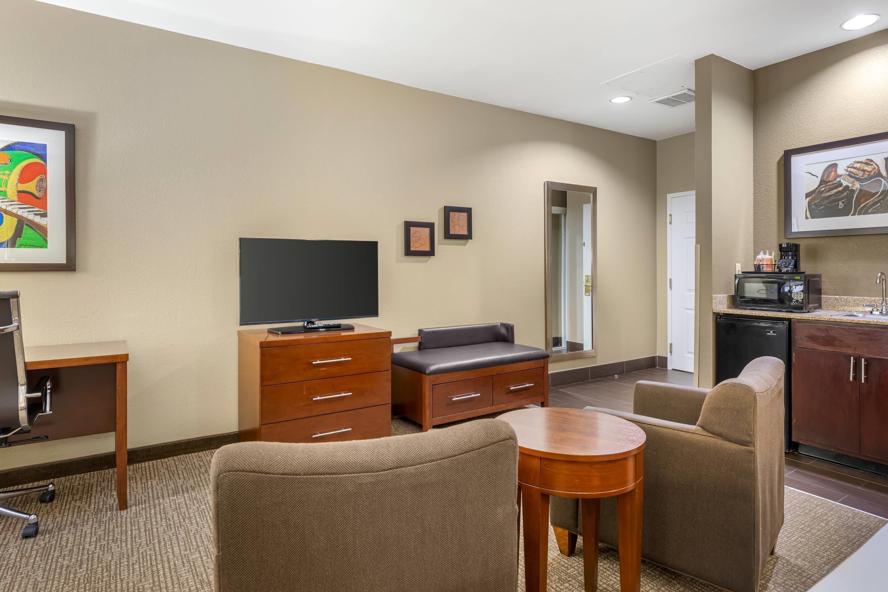 business room, 1 king bed, non smoking, ground floor (upgrade) | premium bedding, pillow-top beds, desk, laptop workspace