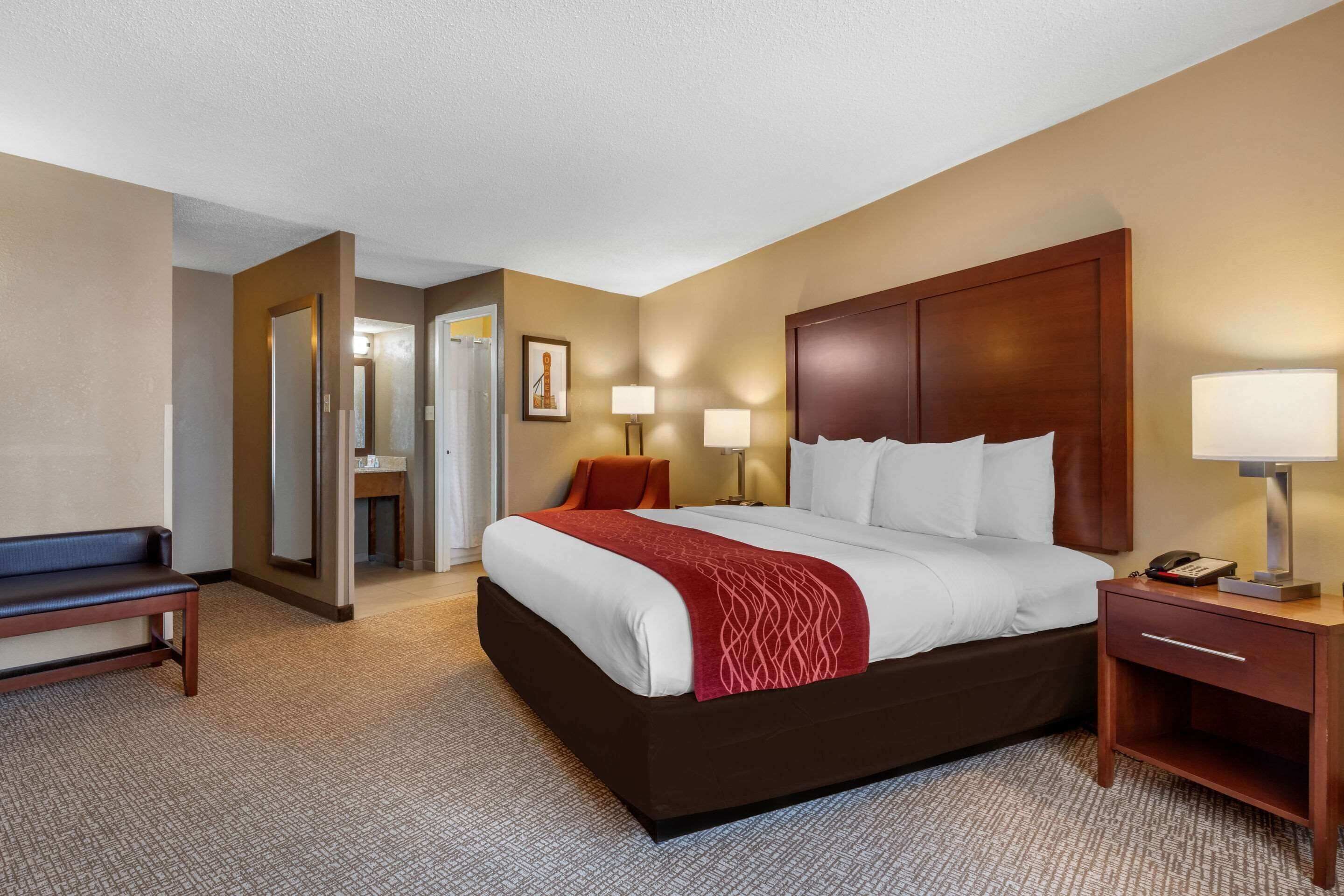 Ropa de cama de alta calidad, camas con pillow-top y escritorio 