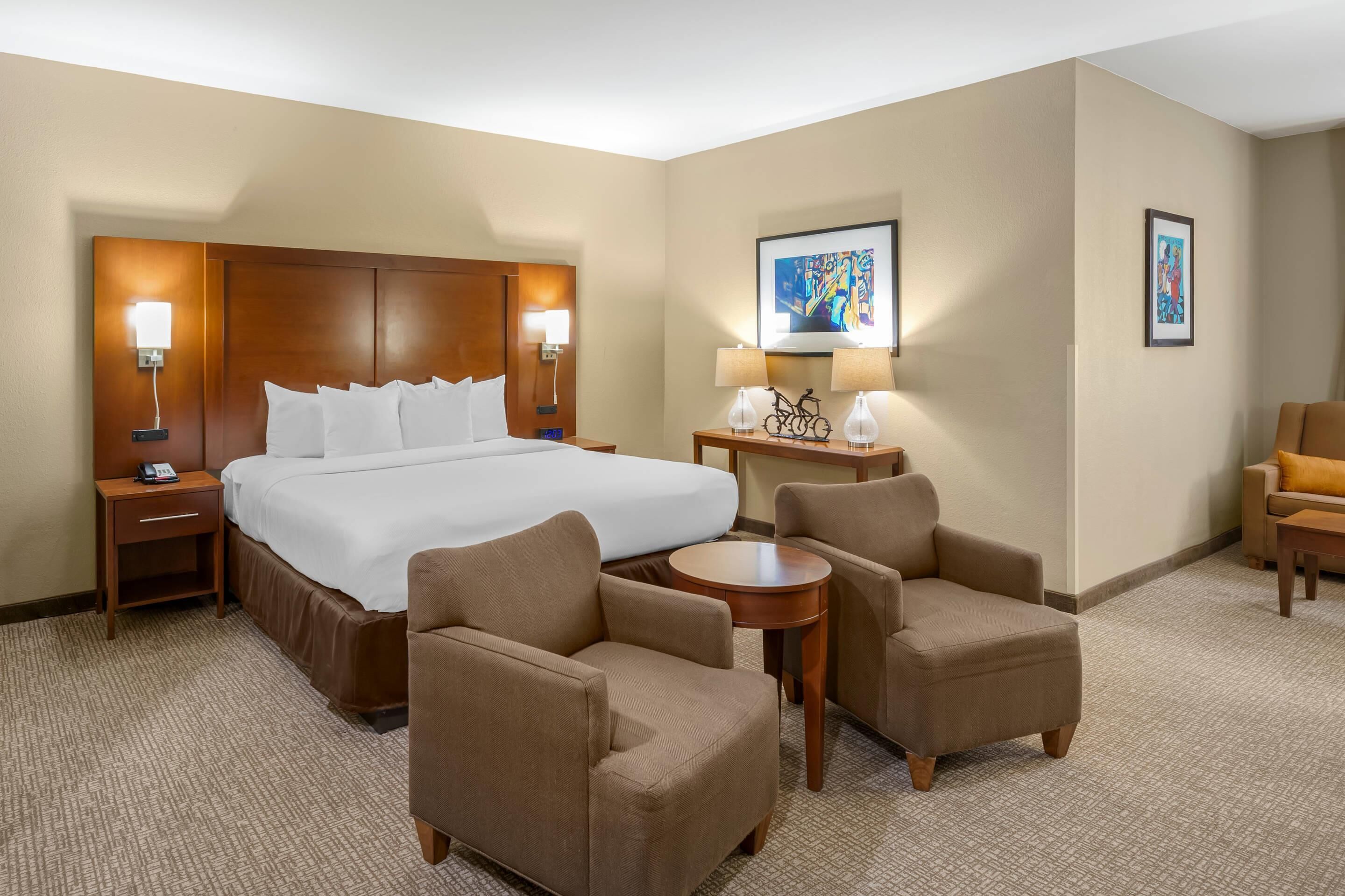 ビジネス ルーム キングベッド 1 台 禁煙 1 階 (Upgrade) | 高級寝具、ピロートップベッド、デスク、ノートパソコン用作業スペース