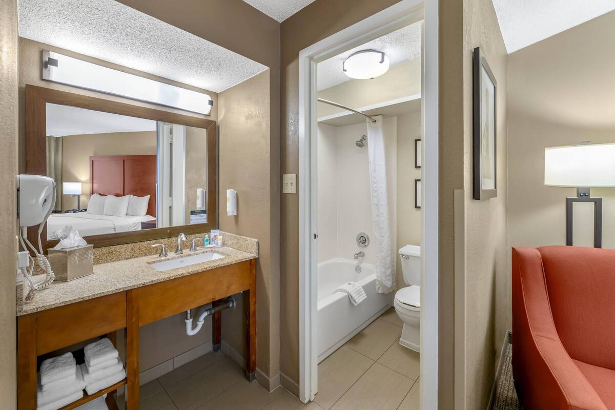 business room, 1 king bed, non smoking (upgrade) | premium bedding, pillow-top beds, desk, laptop workspace