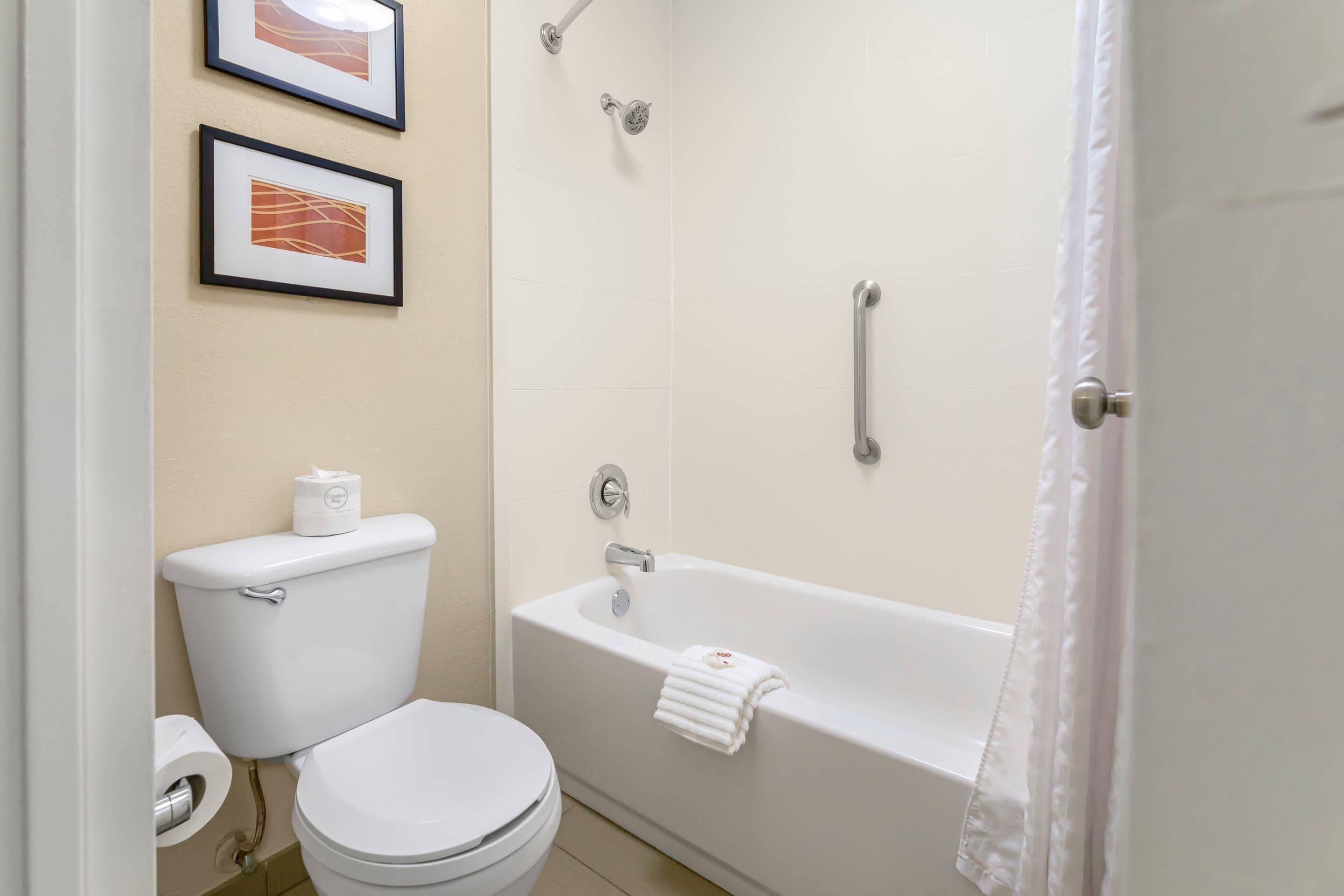 Un baño con inodoro, bañera y ducha.