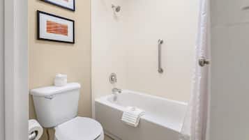 Un baño con inodoro, bañera y ducha.