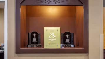 Une vitrine contenant une plaque commémorative du prix « Choice Gold Award 2020 », flanquée de deux plaques plus petites.