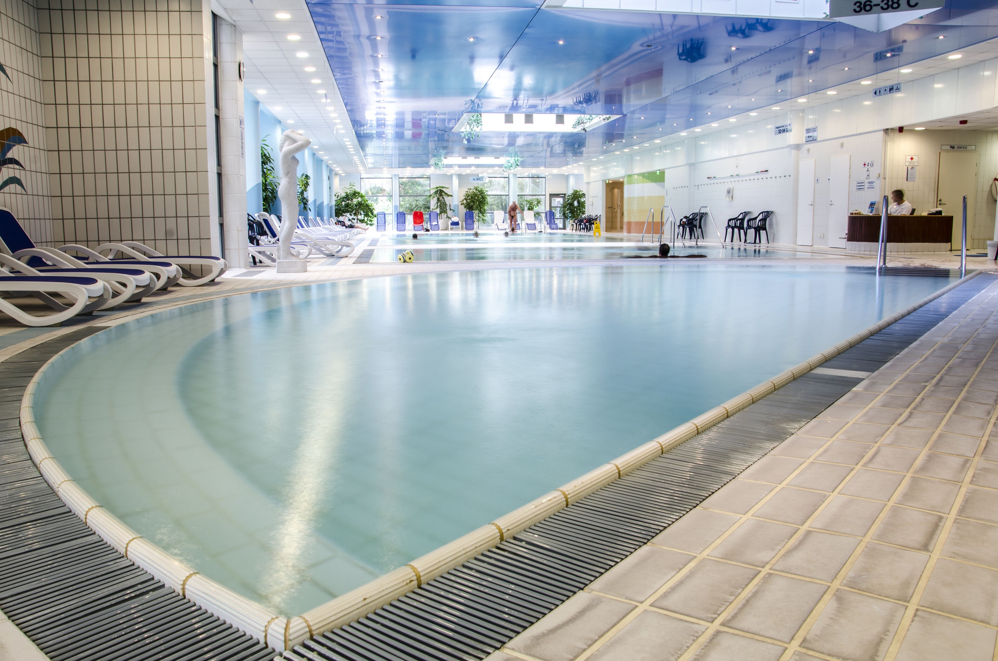 4 indoor pools, open 7:00 am to 10:00 pm, pool loungers