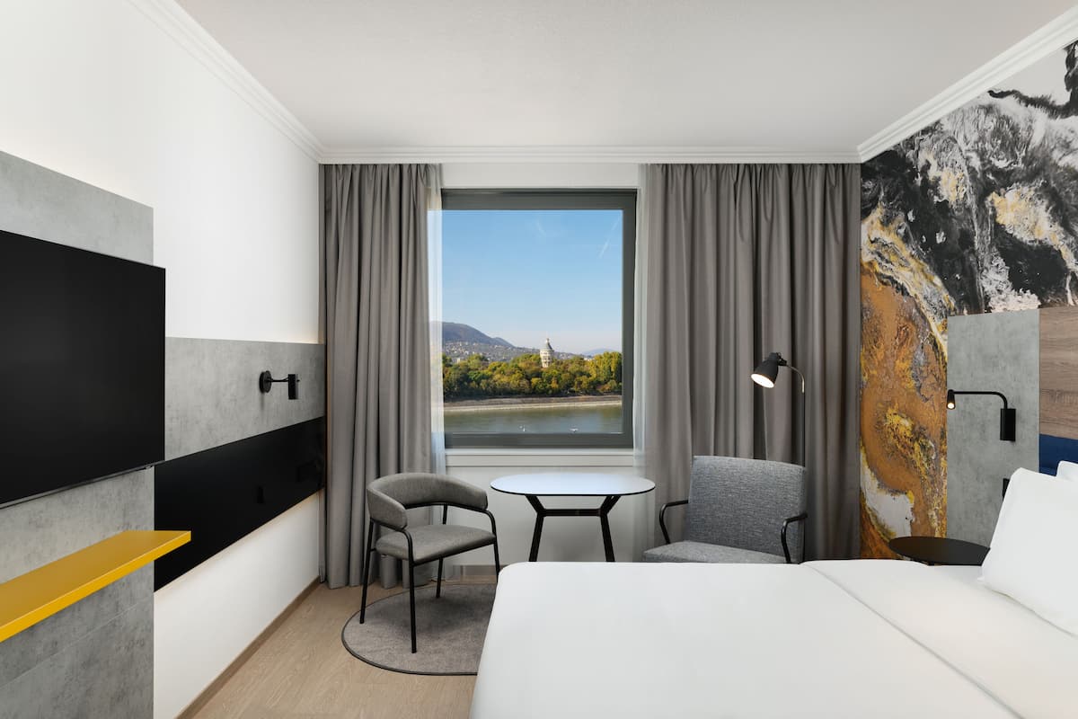 Habitación Premium doble, vistas al río | 1 dormitorio, ropa de cama hipoalergénica, caja fuerte y escritorio