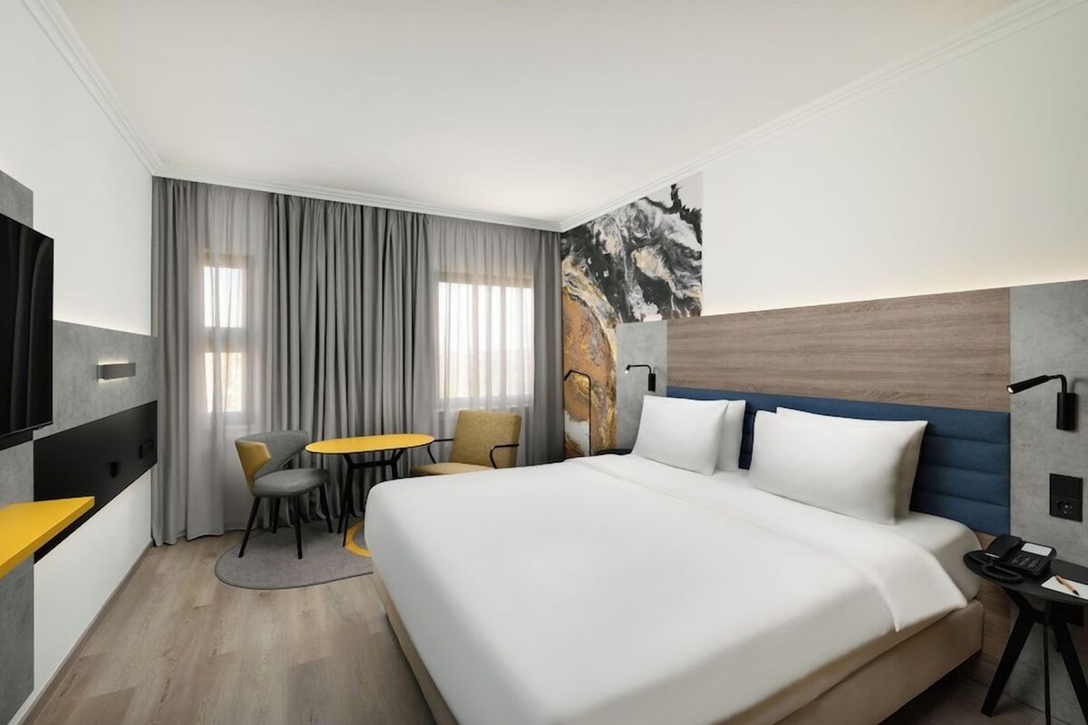 1 bedroom, hypo-allergenic bedding available, in-room safe, desk