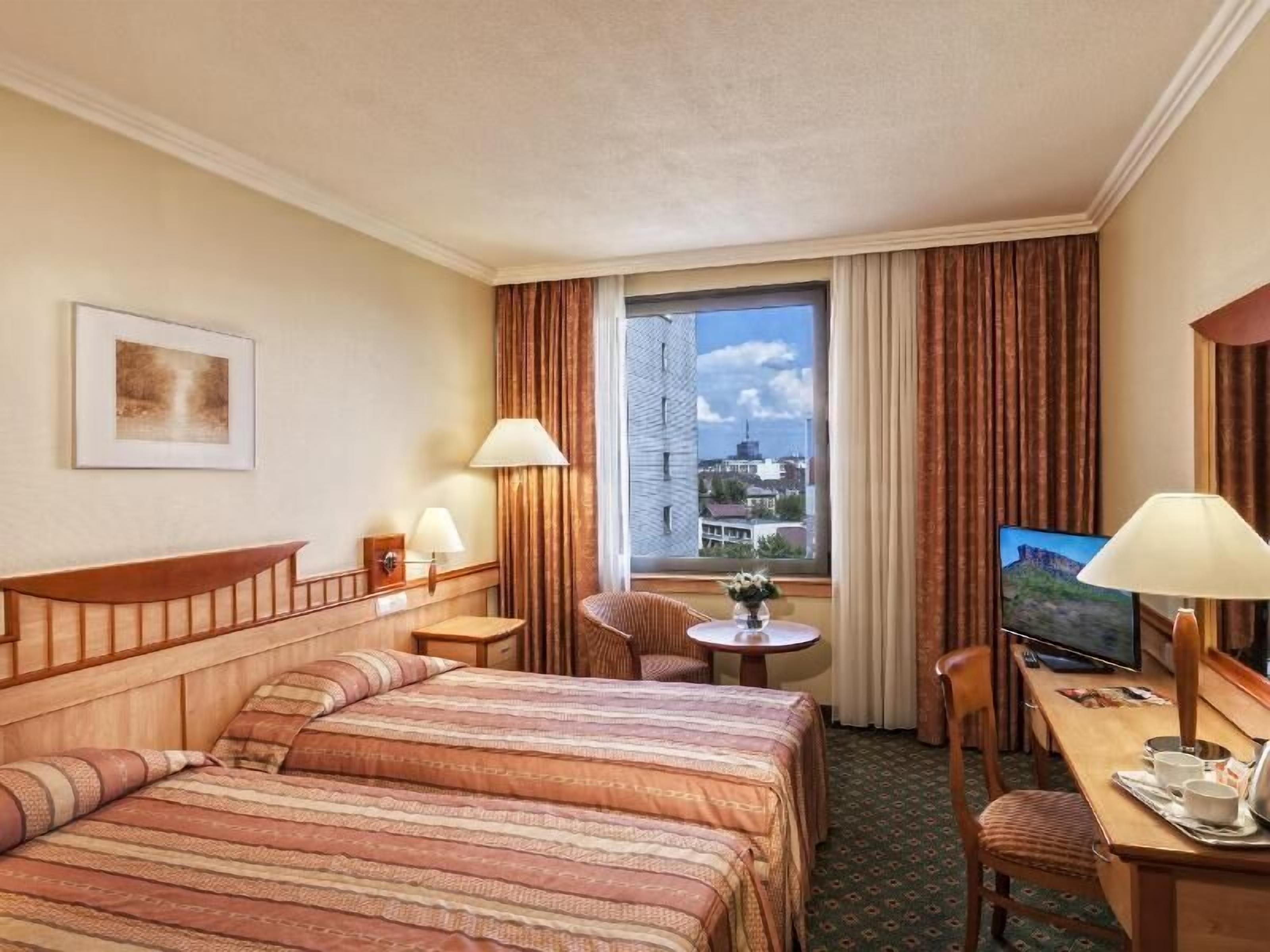 1 bedroom, hypo-allergenic bedding, in-room safe, desk