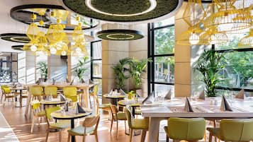 Frokost serveres, lokale og internasjonale retter, utsikt mot hagen