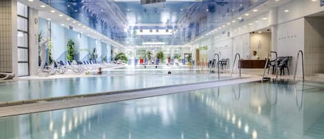 4 Innenpools, geöffnet von 07:00 Uhr bis 22:00 Uhr, Liegestühle