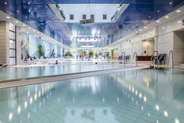 4 Innenpools, geöffnet von 07:00 Uhr bis 22:00 Uhr, Liegestühle