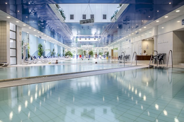 4 piscines intérieures, chaises longues, maître nageur