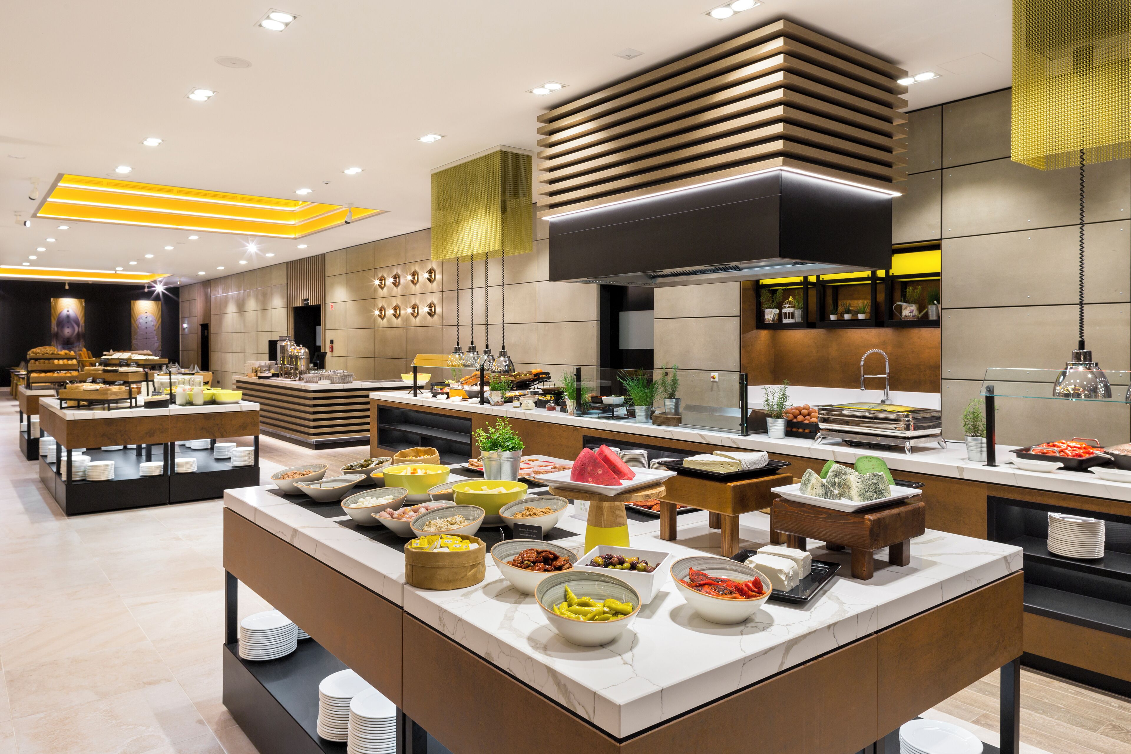 朝食、ランチ、ディナーに営業 (郷土料理と各国料理、ガーデン ビュー)